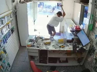 Cliente furioso destrói loja de celulares com marreta - Vídeo