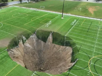 Cratera gigante ENGOLE campo de futebol - Vídeo
