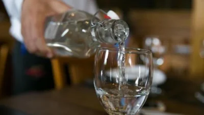 Futuro da 'água da casa' em bares e restaurantes do RJ em julgamento no STF