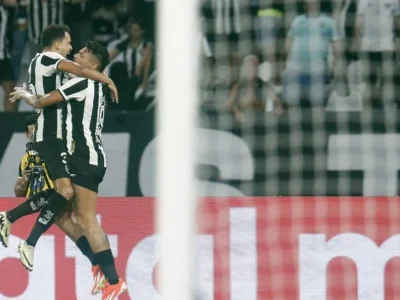 Golaço de Eduardo e show de Tiquinho: Botafogo vira sobre o Bragantino