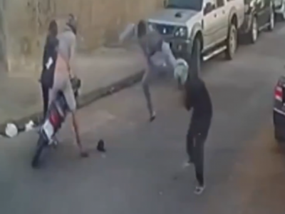 Homem leva voadora ao tentar assaltar mulher - Vídeo