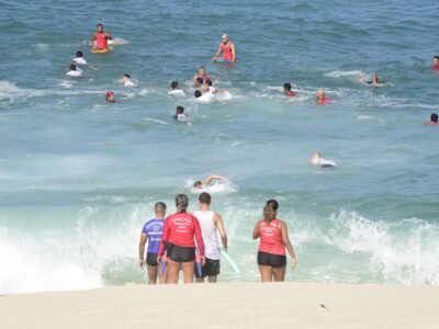 Defesa Civil de Maricá treina jovens no mar com Body Surf