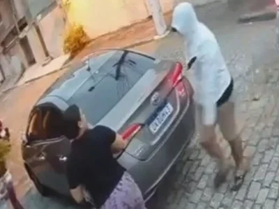 Mãe e filho são ameaçados de morte em roubo a carro - Vídeo