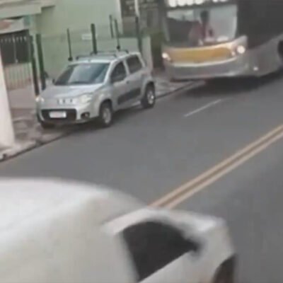 Motorista escapa de ser prensado por ônibus em SP - Vídeo