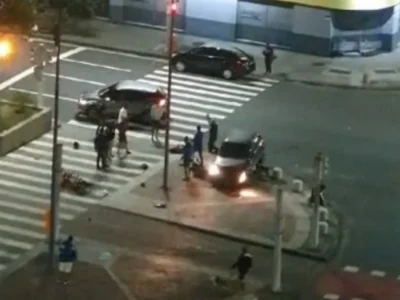 Mototaxista é brutalmente atacado após atropelamento - Vídeo