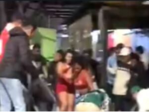 Mulher fica sem calcinha em briga de rua ‐ Vídeo