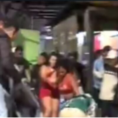 Mulher fica sem calcinha em briga de rua ‐ Vídeo