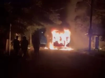 Ônibus é incendiado em Maricá após morte de motoboy