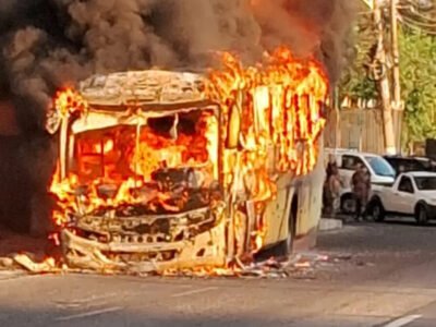 Ônibus em chamas assusta motoristas em Caxias - Vídeo