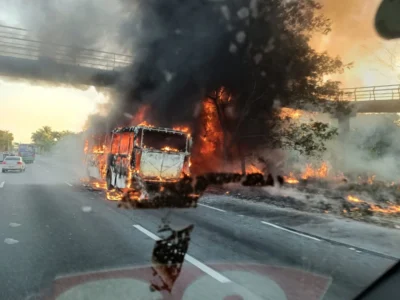 Ônibus em chamas na Avenida Brasil