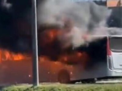 Ônibus incendiado na Av. Brasil após mortes de criminosos - Vídeo