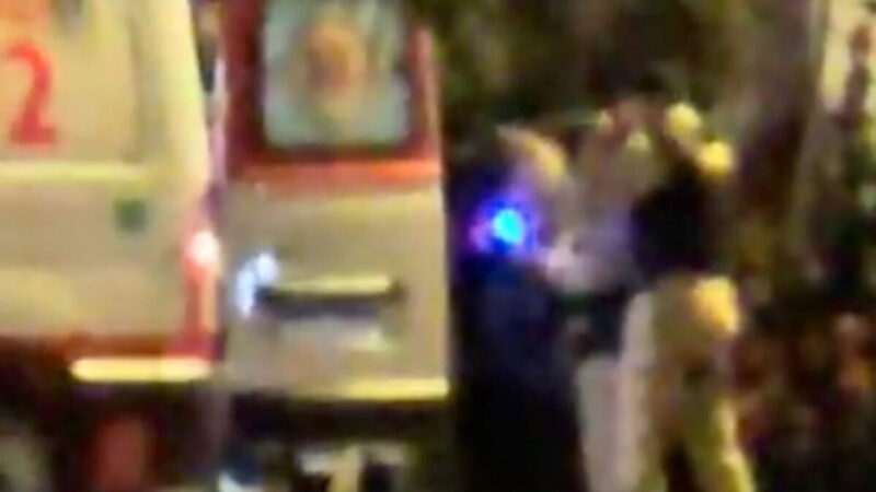 PM atira bala de borracha em homem dentro de ambulância - Vídeo