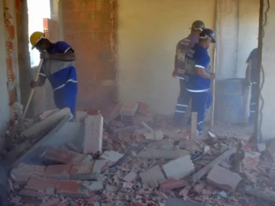 Prédio irregular na Muzema é demolido pela Prefeitura