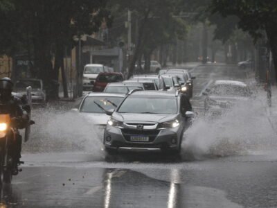 Rio submerso: Chuva forte provoca alagamentos - Vídeo