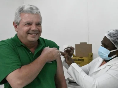 Ampliada vacinação contra Covid-19 em Niterói para pessoas 60+, faixa de idade do prefeito Axel Grael, que em março do ano passado tomou a vacina bivalente, conforme imagem | Divulgação