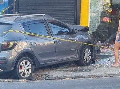 Vila Isabel: Carro bate em poste e deixa ferido