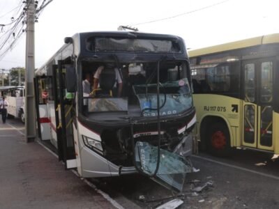Violenta colisão entre 2 ônibus deixa 24 feridos em São Gonçalo