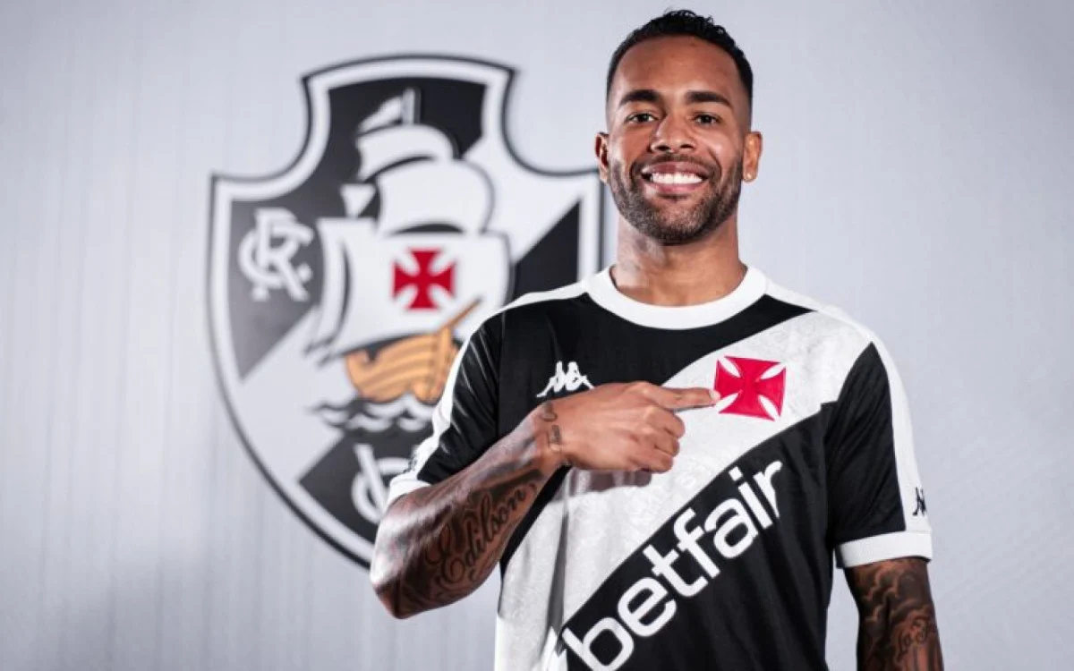 Alex Teixeira comemora retorno ao Vasco