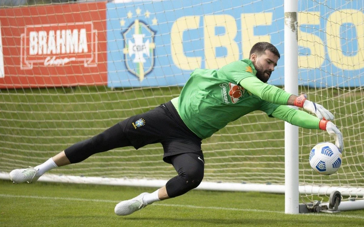 Alisson recusa proposta milionária da Arábia Saudita