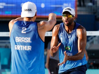 Arthur e Evandro vence e avança no vôlei de praia em Paris