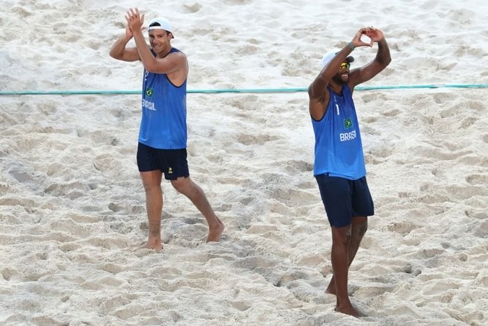 Arthur e Evandro vencem os austríacos no vôlei de praia em Paris