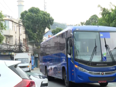 Bandidos assaltam ônibus executivo e agridem passageiros no Rio