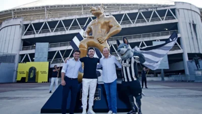 Botafogo inaugura estátua do mascote no Estádio Nilton Santos - Vídeo