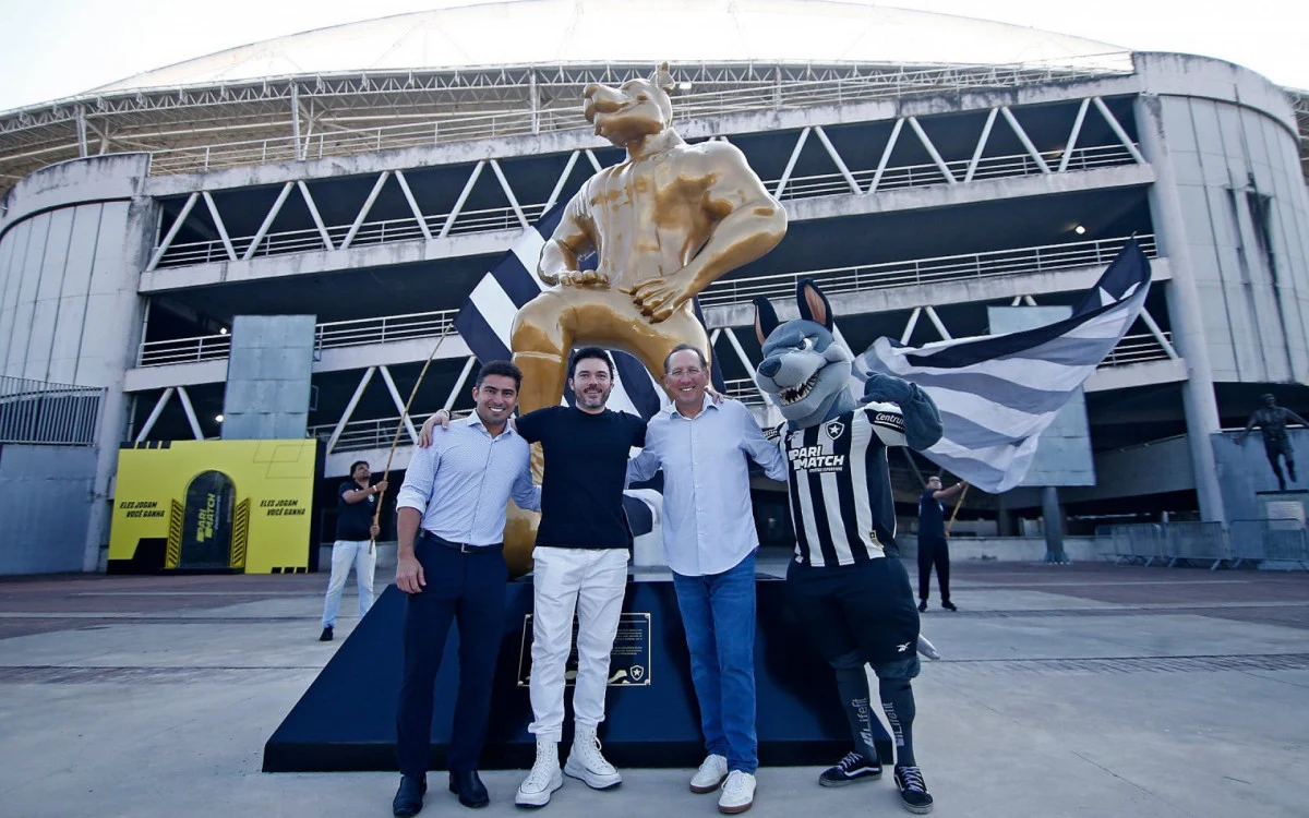 Botafogo inaugura estátua do mascote no Estádio Nilton Santos - Vídeo
