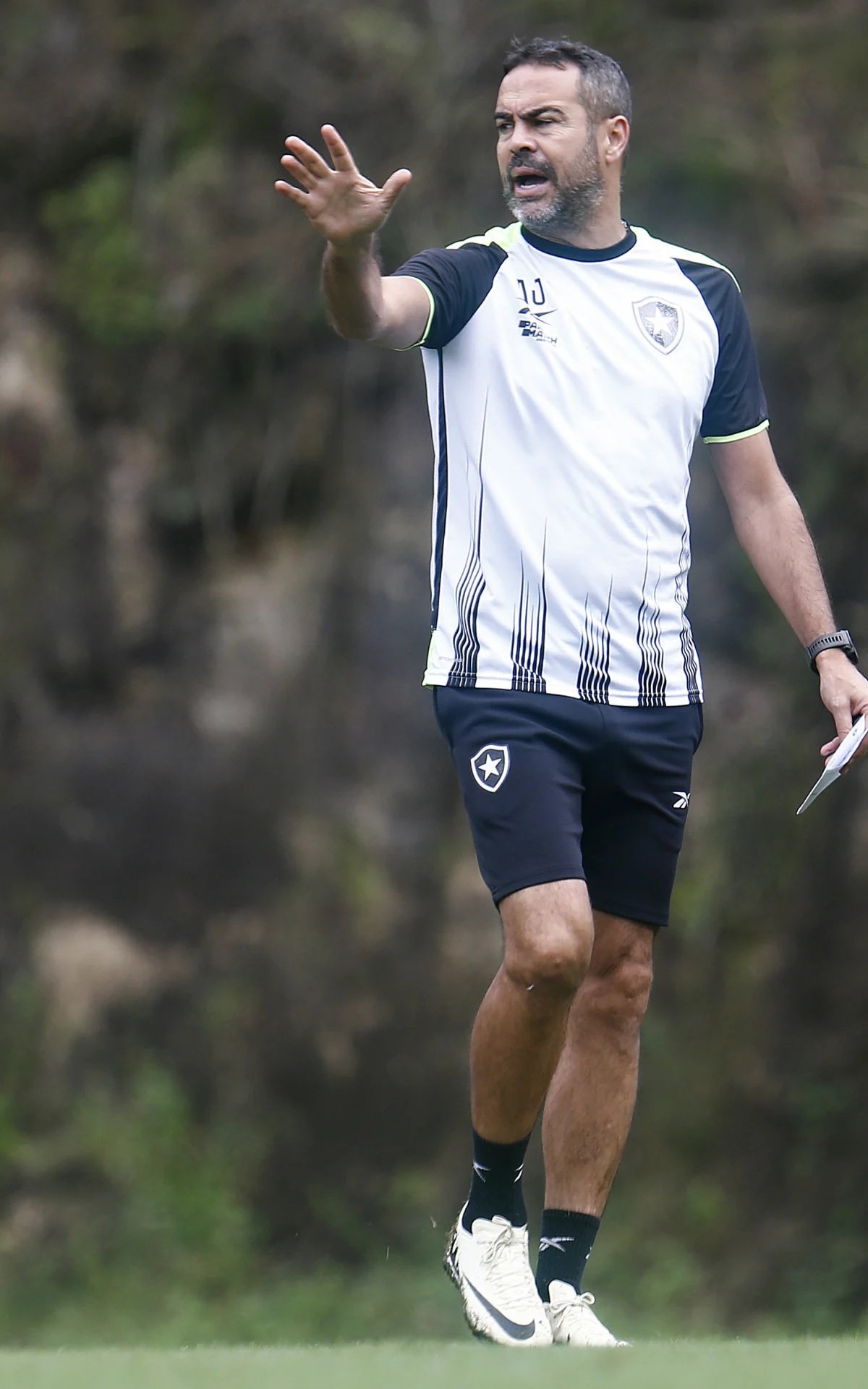 Botafogo surpreendido por cobrança de multa por Artur Jorge