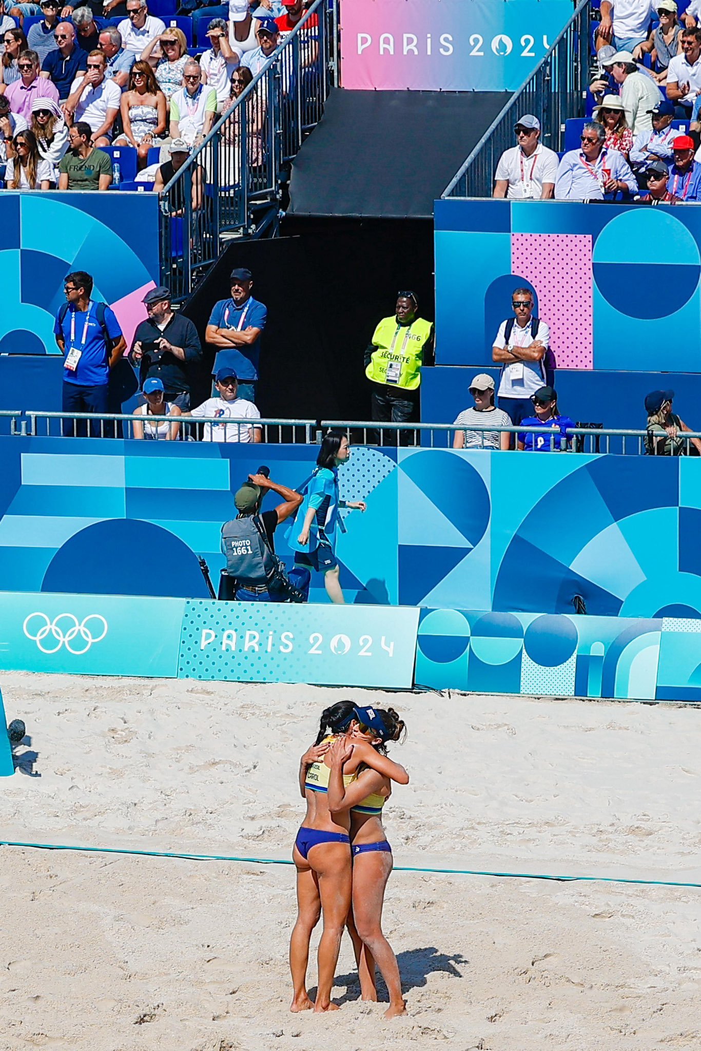 Carol e Bárbara nas oitavas: Brasil avança no vôlei de praia