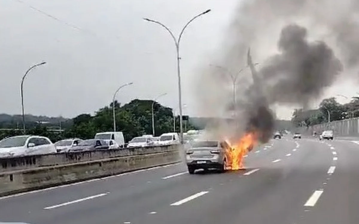 Carro em chamas na Linha Vermelha causa transtorno - Vídeo