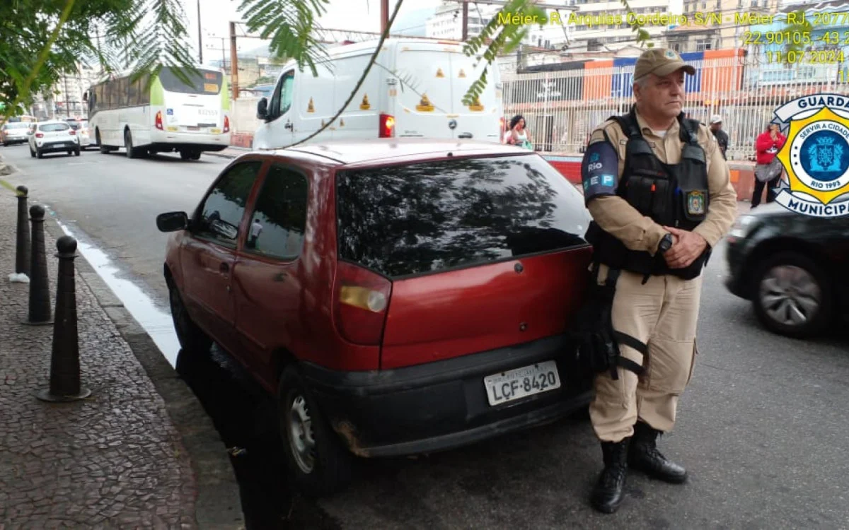 Carro roubado apreendido e homem preso no Méier