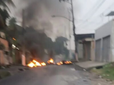 Criminosos incendeiam barricadas durante operação da PM