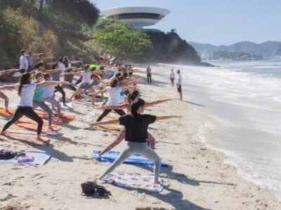 Domingo é dia de Yoga na Praia em Niterói