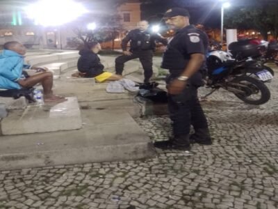 Falso pistoleiro e foragido da Justiça são presos em Niterói
