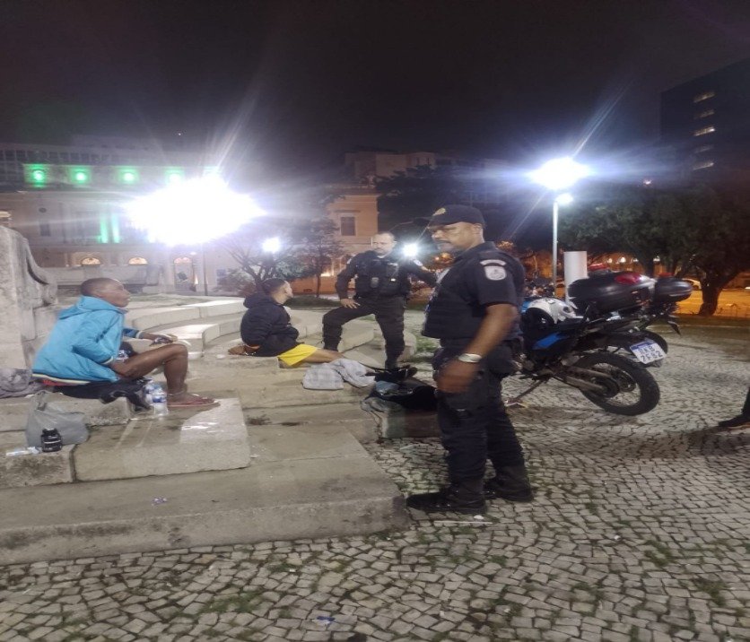 Falso pistoleiro e foragido da Justiça são presos em Niterói