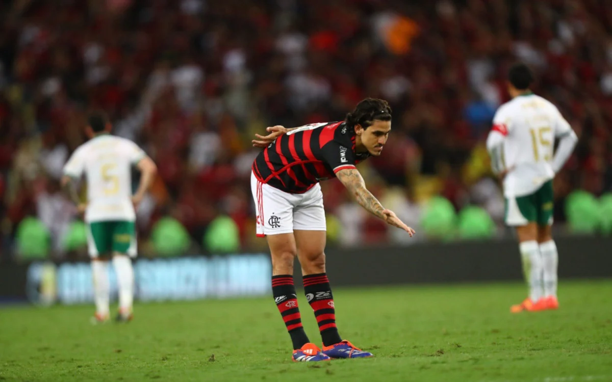 Flamengo atropela e deixa Palmeiras perto da eliminação