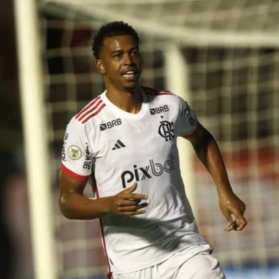 Flamengo marca no final e vence o Vitória