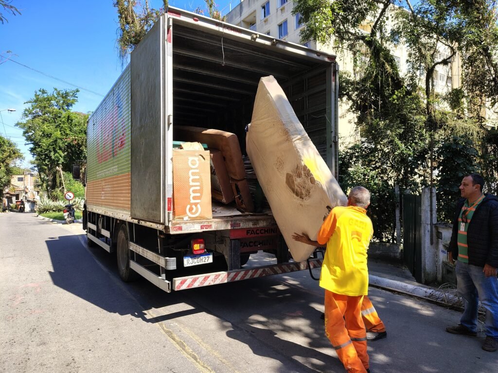 Clin faz mais um "Bota Fora" no Jacaré e remove entulhos