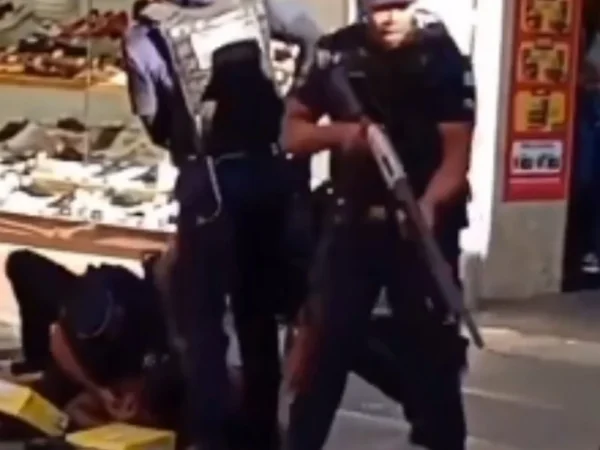 Guarda municipal espanca homem no calçadão de Osasco - Vídeo