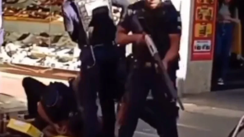 Guarda municipal espanca homem no calçadão de Osasco - Vídeo