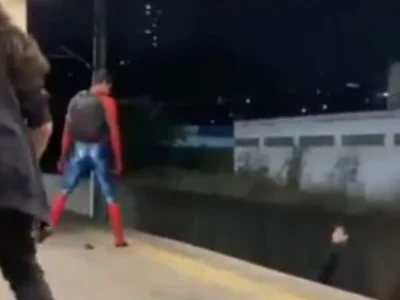 Homem-Aranha desativa agressor no metrô e vídeo viraliza