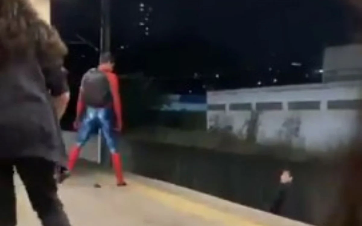 Homem-Aranha desativa agressor no metrô e vídeo viraliza