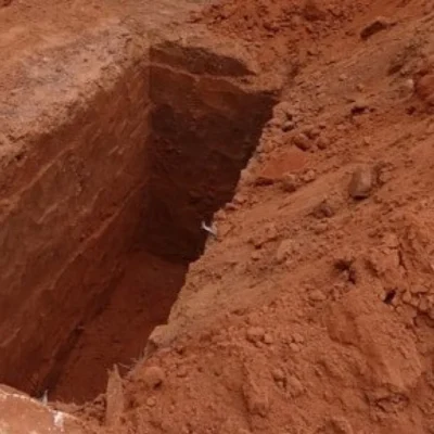 Homem cava cova para companheira após estupro