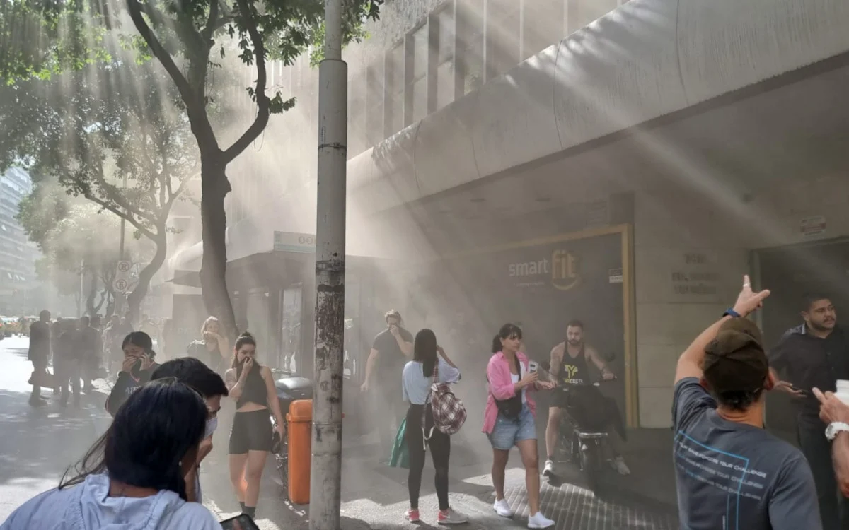Incêndio assusta clientes e mobiliza bombeiros em Copacabana