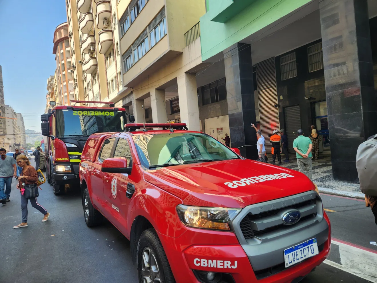 Incêndio na Amaral Peixoto assusta e mobiliza Bombeiros - Vídeo