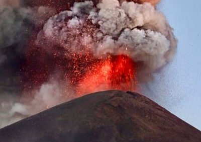 Itália: Stromboli em erupção e alerta vermelho para região