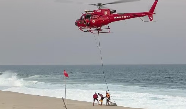 Jovem é resgatado por helicóptero dos Bombeiros em Maricá