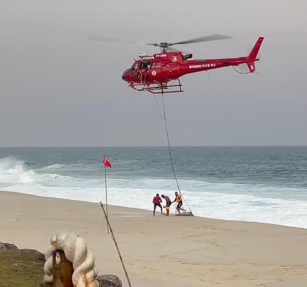 Jovem é resgatado por helicóptero dos Bombeiros em Maricá | CBMERJ