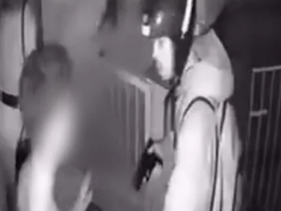 Jovens são rendidos por assaltantes em frente de casa - Vídeo